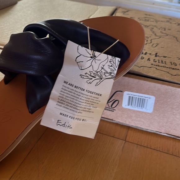 New Leather Twist Crossover in Brambleberry
Size 8 - Picture 6 of 6